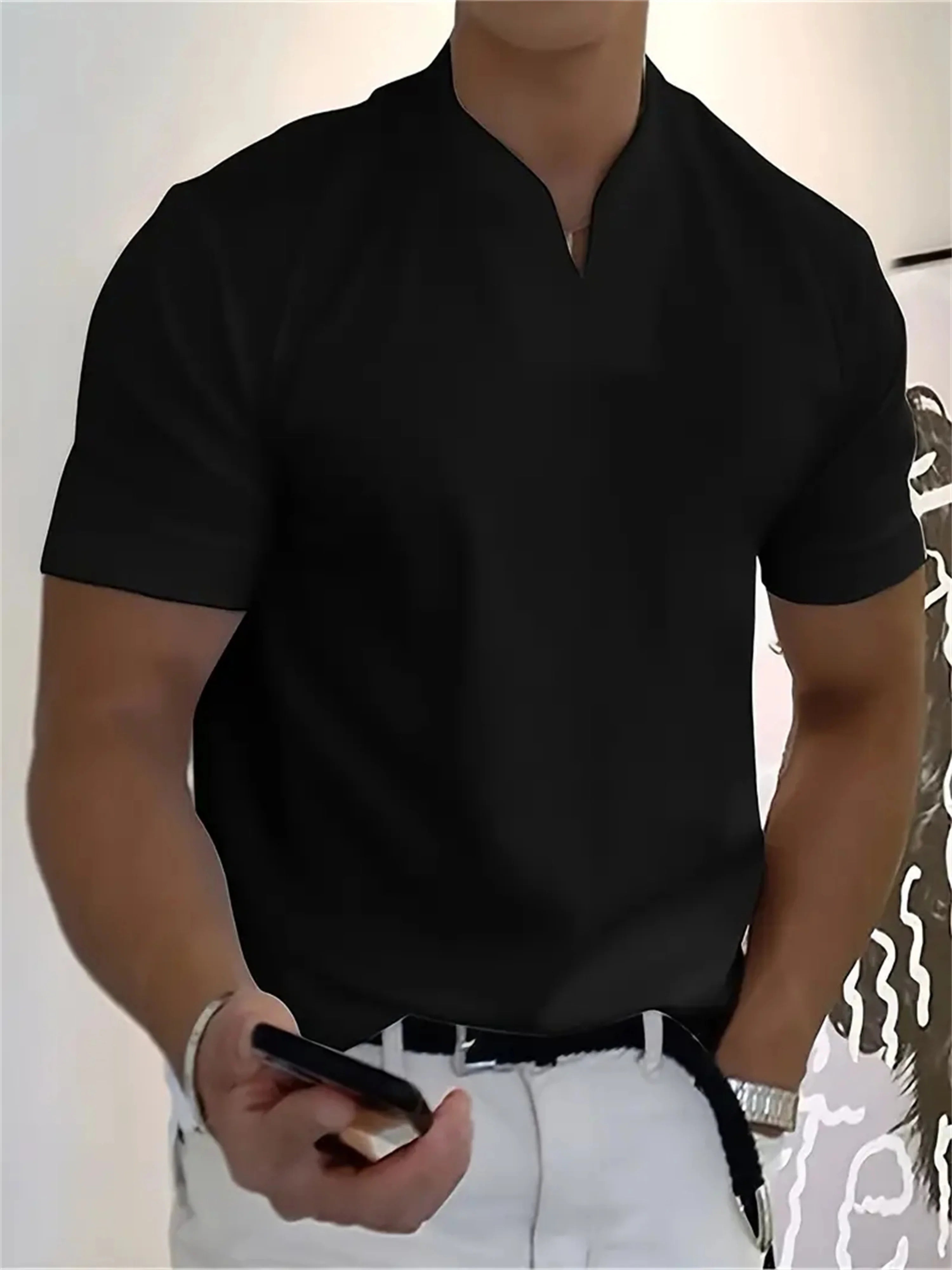 חולצת טי לגברים עם צווארון V