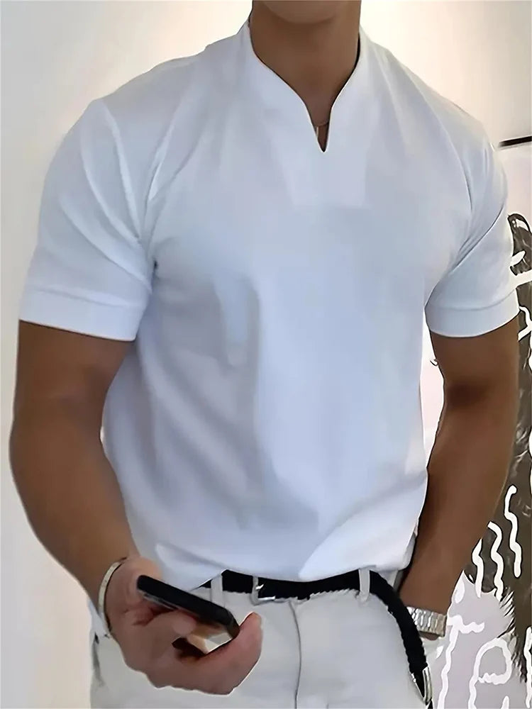 חולצת טי לגברים עם צווארון V